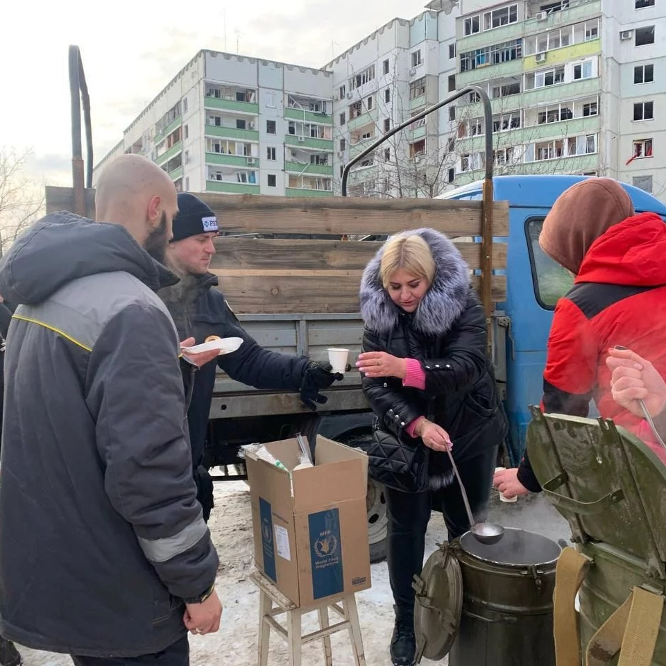 Харчами й ковдрами: волонтери допомагають потерпілим пошкодженого житла