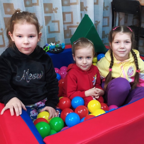 Волонтери облаштували дитячу кімнату в гуртожитку для переселенців у Харкові