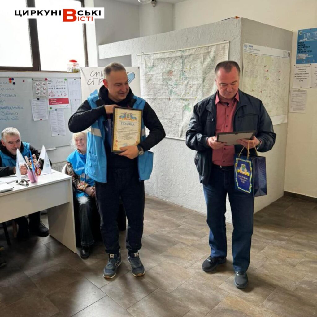 Начальник Циркунівської СВА Микола Сікаленко відзначив подяками благодійників з ГО «Спільна справа для людей» за постійну підтримку та допомогу Циркунівській громаді