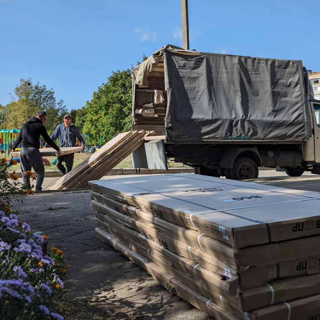 Всесвітня лютеранська організація разом з громадською організацією «Спільна справа для людей» сьогодні привезла допомогу у вигляді матеріалів та вхідних дверей