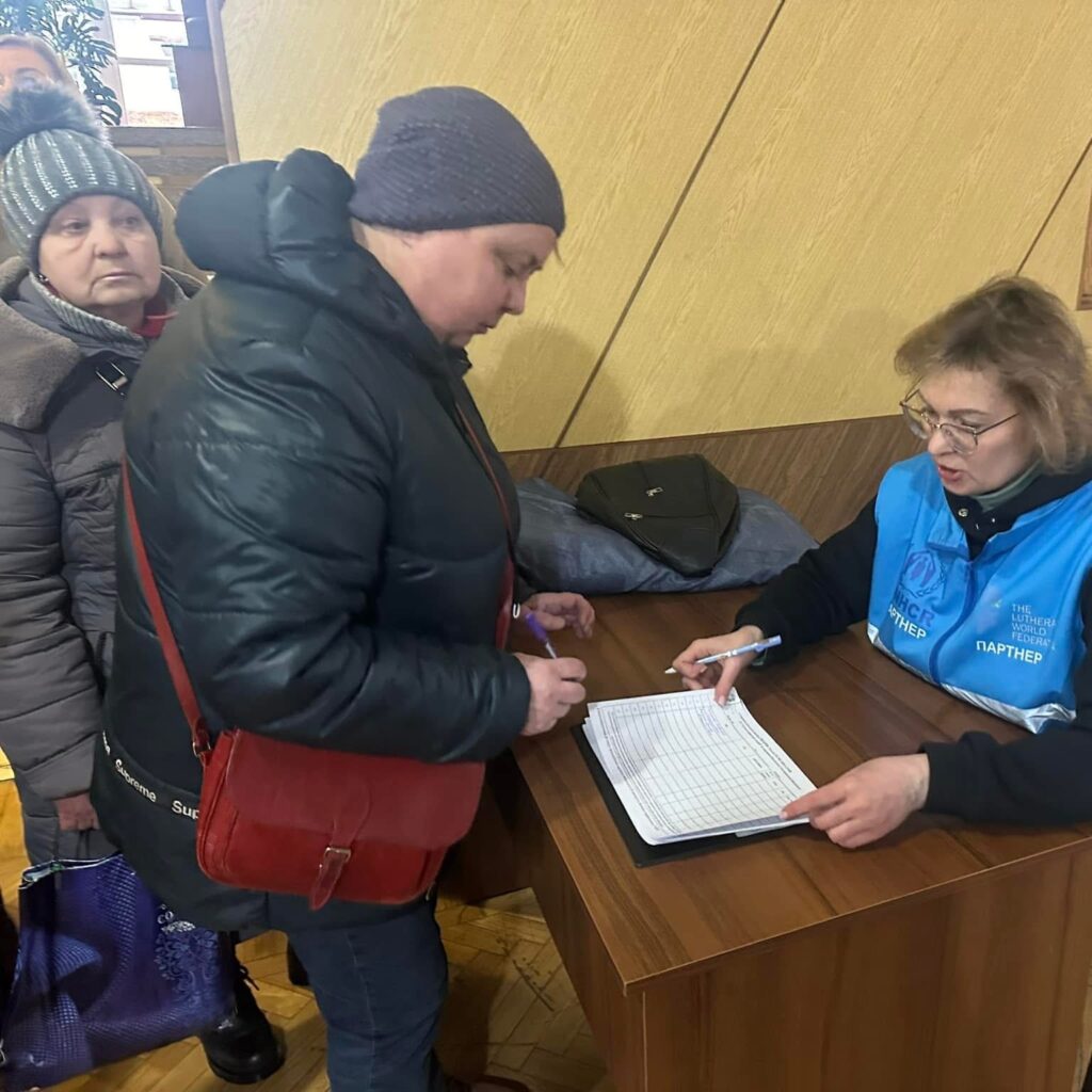 50 родин, що мешкають у житлових будинках, пошкоджених внаслідок ракетних ударів, отримали гуманітарну допомогу